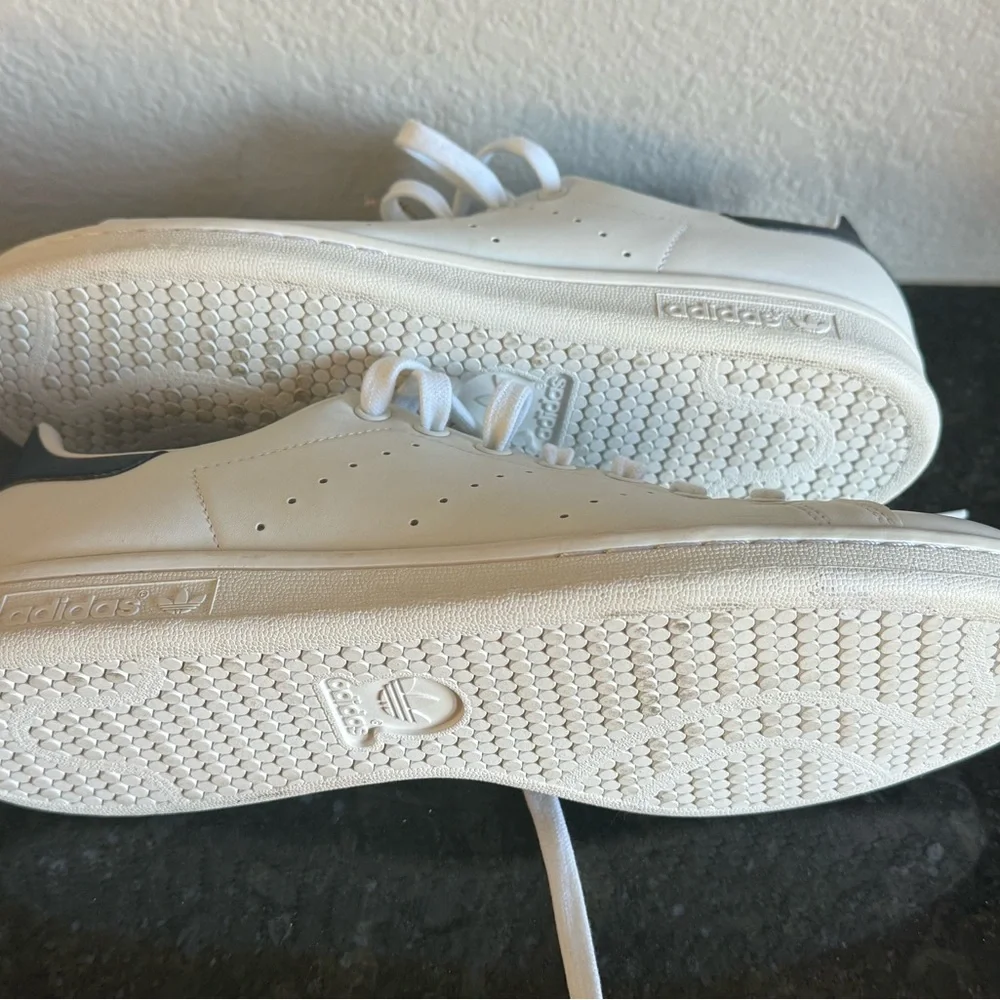 Stan Smith Adidas White Sneakers with dark navy - Picture 3 of 5